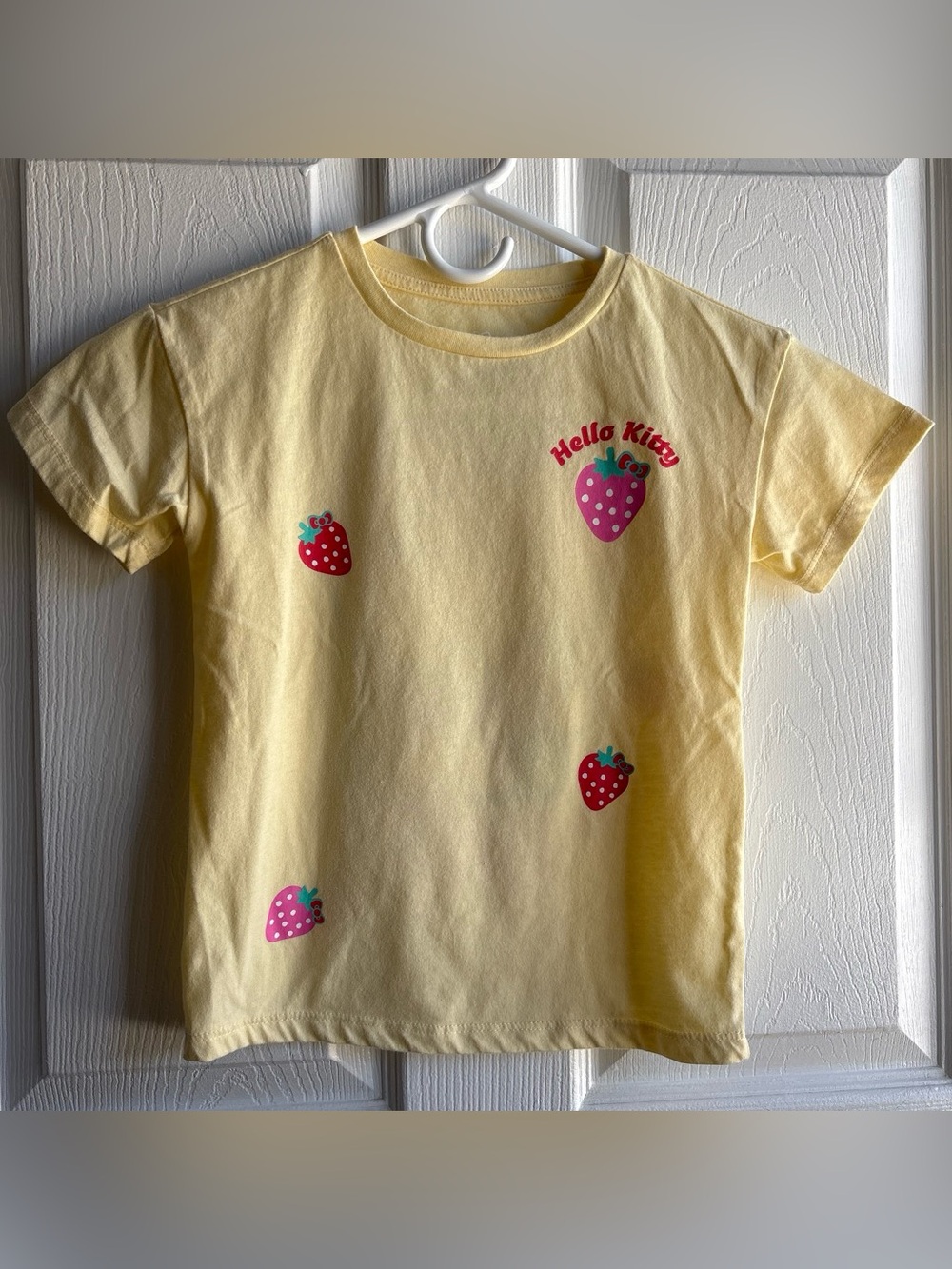 🍓Hello Kitty Strawberry Dreams Girls XS (4/5) Yellow Graphic Crew Neck Tee